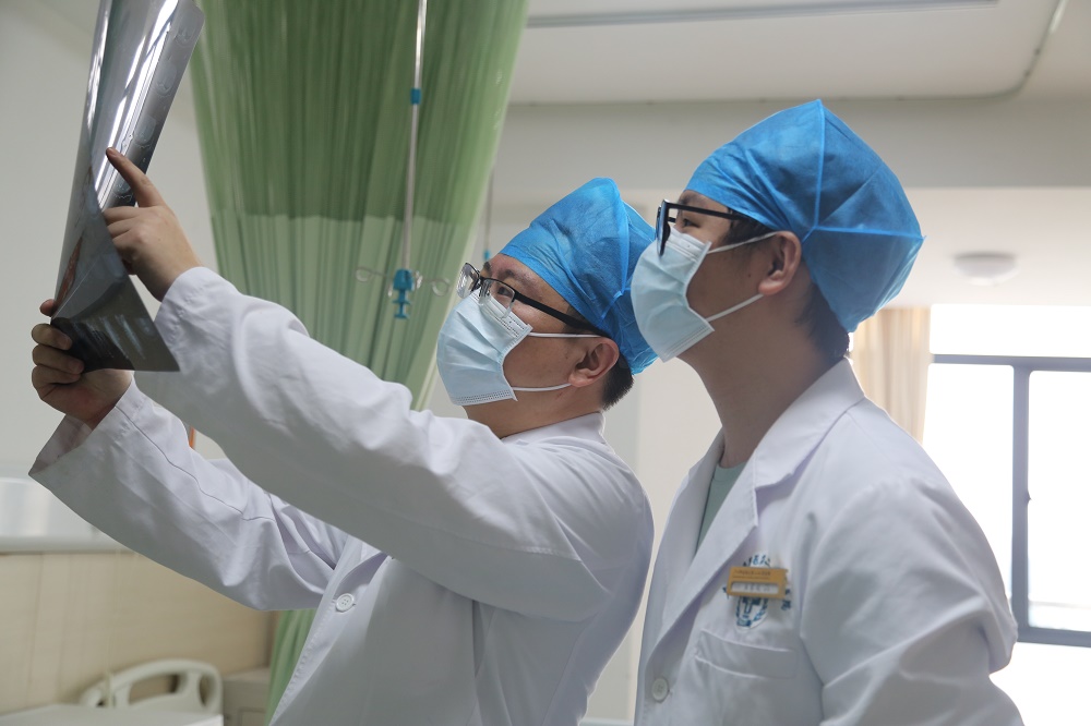 险！患者出血2000ml，急！医生10分钟完成从胸腔镜进入胸腔到止血