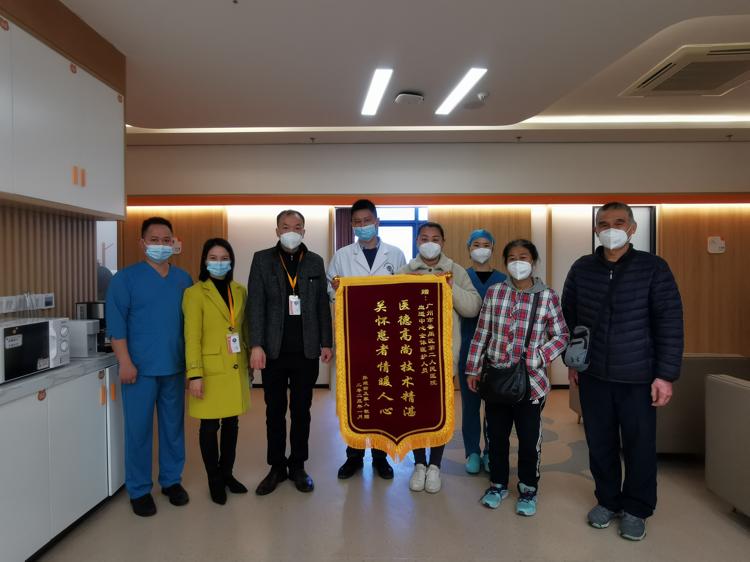 办实事 | “在这里透析真好，感谢你们！”一面锦旗背后的温情透析故事