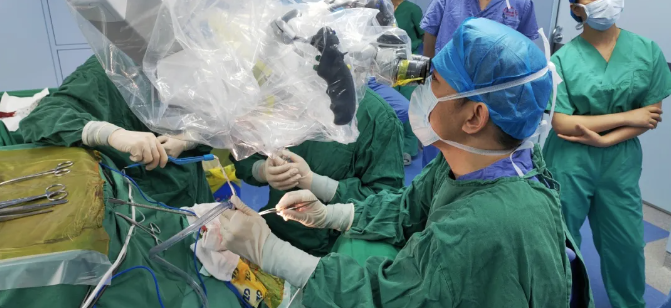 精准切除脑内“炸弹” 神经科医生显微镜下巧摘脑内肿瘤