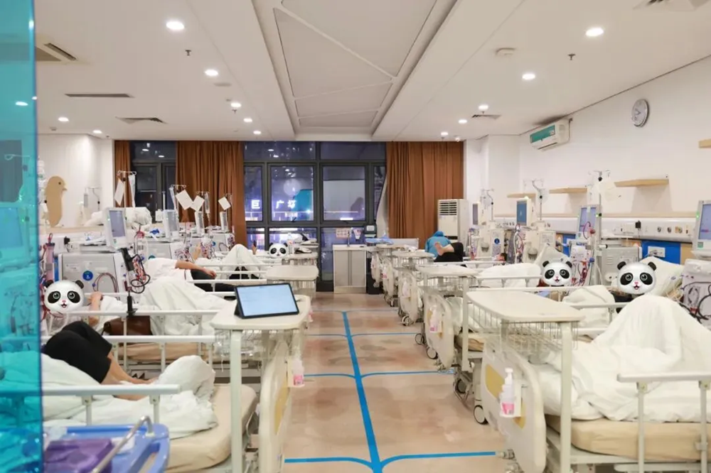 台风夜，守护生命线：番禺二院血透中心医护人员风雨中的温情坚守